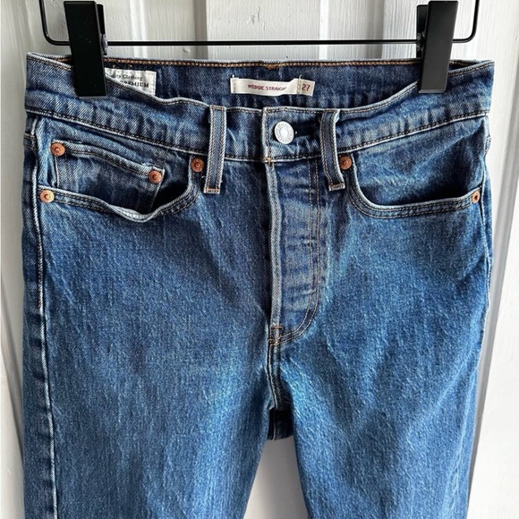 Levi’s Wedgie Straight Raw Hem Jeans - Picture 4 of 6
